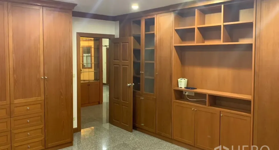 For rent 4 bedrooms house in Watthana, Bangkok