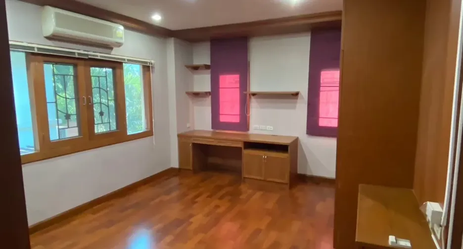 For rent 4 bedrooms house in Watthana, Bangkok