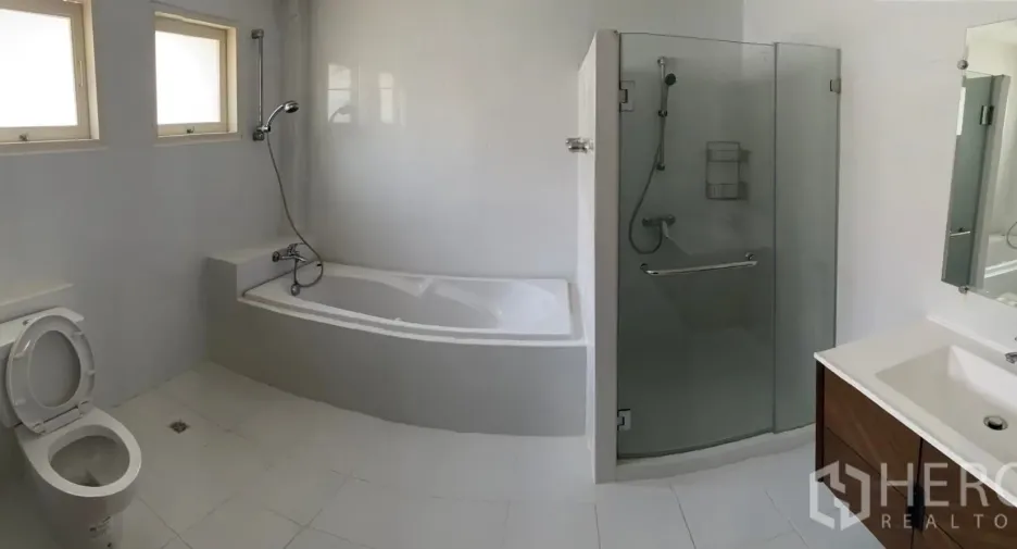 For rent 4 bedrooms house in Watthana, Bangkok