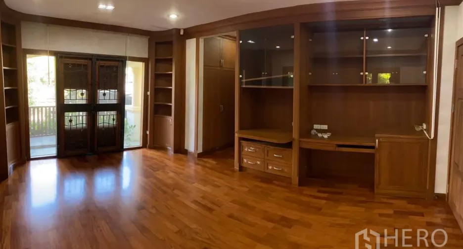 For rent 4 bedrooms house in Watthana, Bangkok