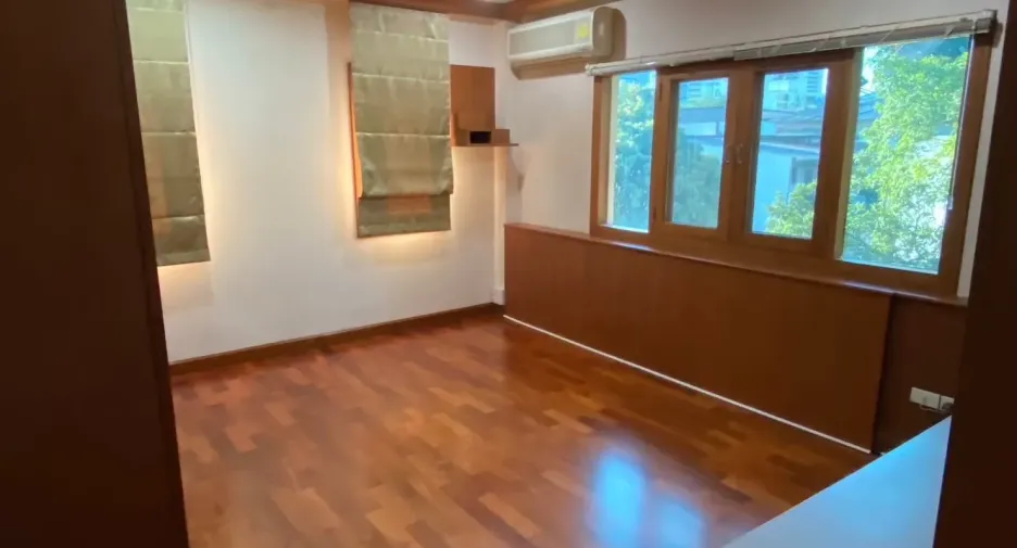 For rent 4 bedrooms house in Watthana, Bangkok