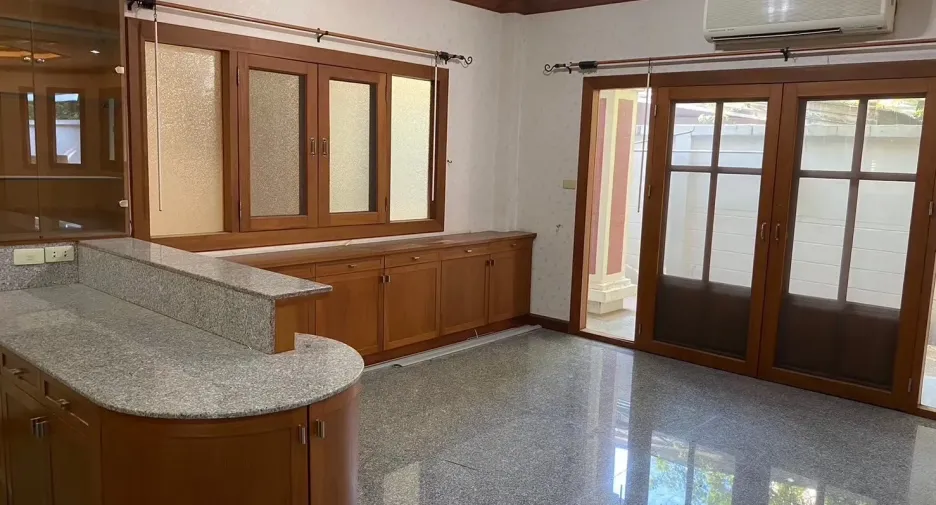 For rent 4 bedrooms house in Watthana, Bangkok