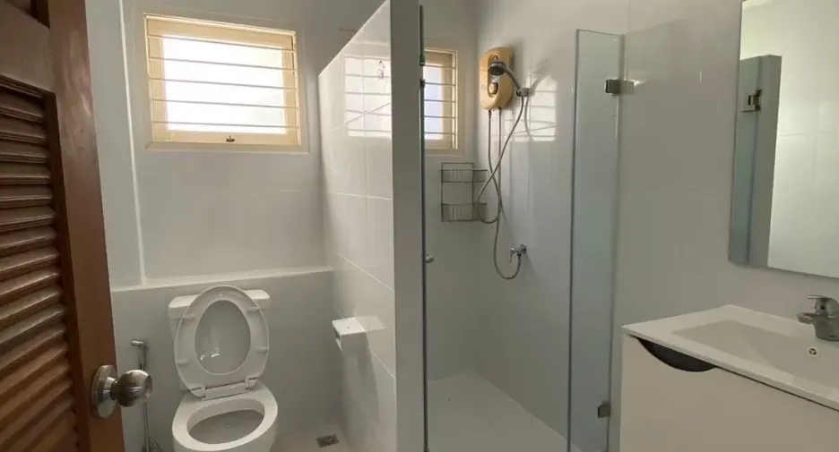 For rent 4 bedrooms house in Watthana, Bangkok