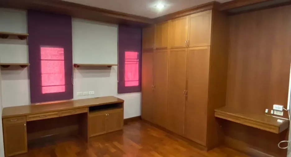 For rent 4 bedrooms house in Watthana, Bangkok