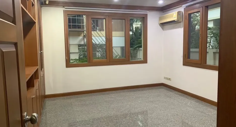 For rent 4 bedrooms house in Watthana, Bangkok