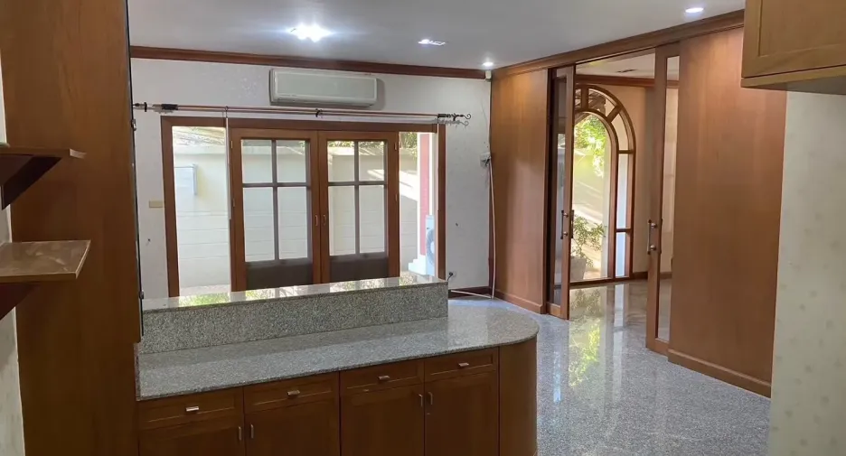 For rent 4 bedrooms house in Watthana, Bangkok
