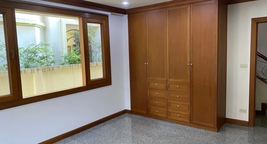 For rent 4 bedrooms house in Watthana, Bangkok