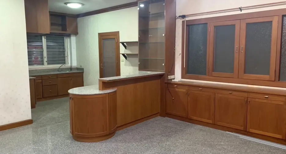 For rent 4 bedrooms house in Watthana, Bangkok