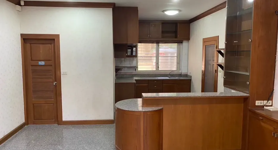 For rent 4 bedrooms house in Watthana, Bangkok