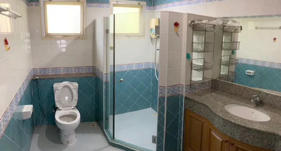 For rent 4 bedrooms house in Watthana, Bangkok