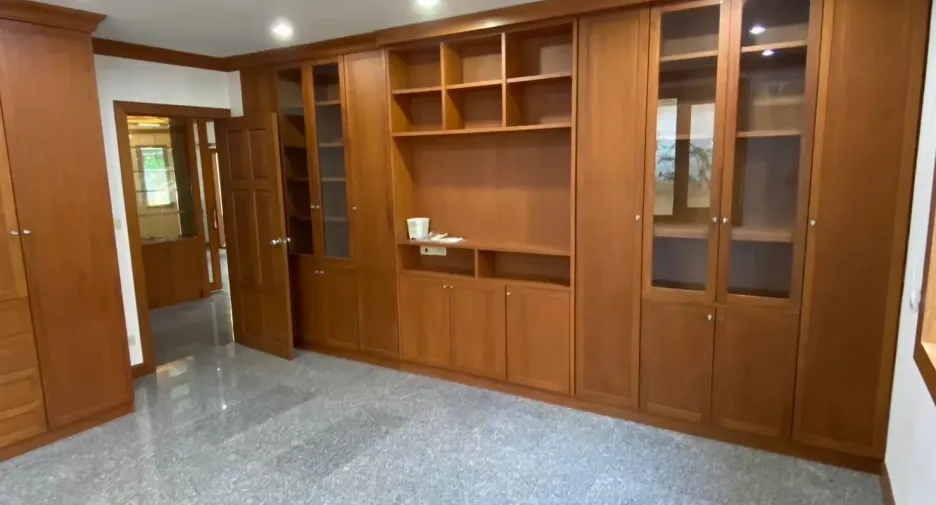 For rent 4 bedrooms house in Watthana, Bangkok