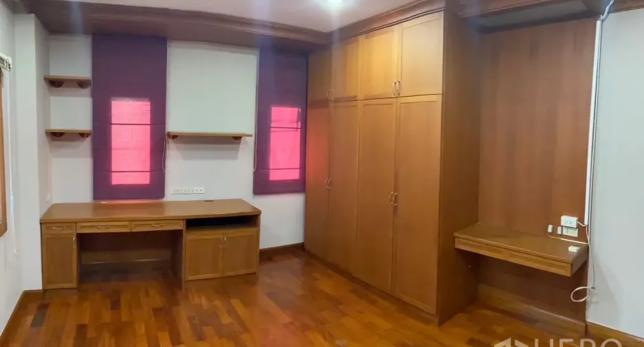 For rent 4 bedrooms house in Watthana, Bangkok