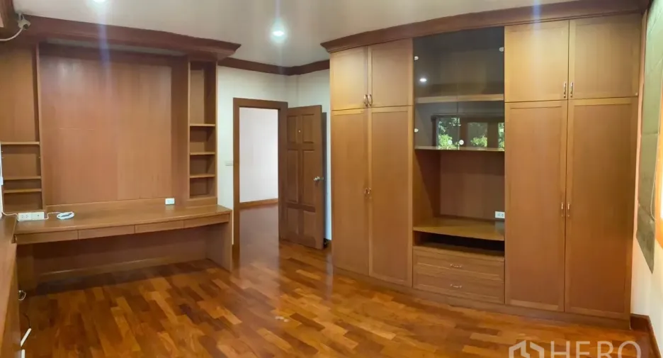For rent 4 bedrooms house in Watthana, Bangkok