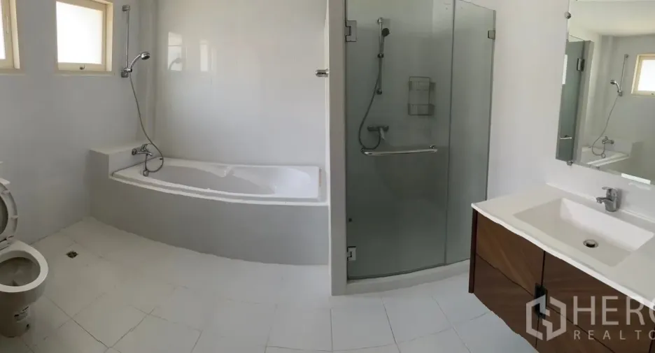 For rent 4 bedrooms house in Watthana, Bangkok
