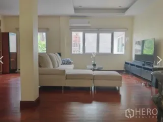 For rent 5 bedrooms house in Huai Khwang, Bangkok