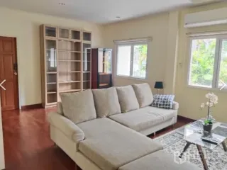 For rent 5 bedrooms house in Huai Khwang, Bangkok
