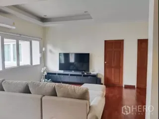 For rent 5 bedrooms house in Huai Khwang, Bangkok