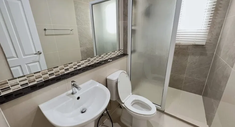 Casa en alquiler y en venta de 4 habitaciones en Khlong Luang, Pathum Thani