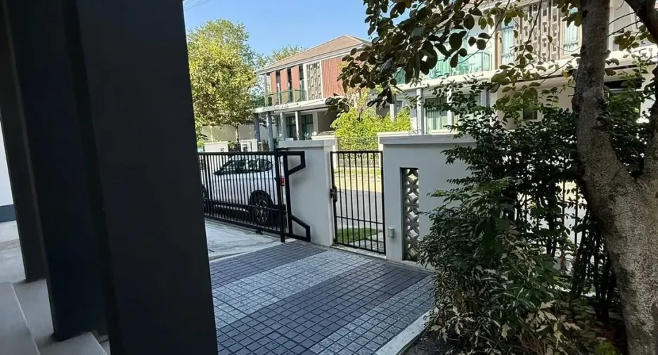 Haus zur Miete mit 4 Zimmer in Prawet, Bangkok