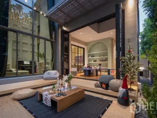 For rent そして for sale 5 ベッドルーム house in Phra Khanong, Bangkok