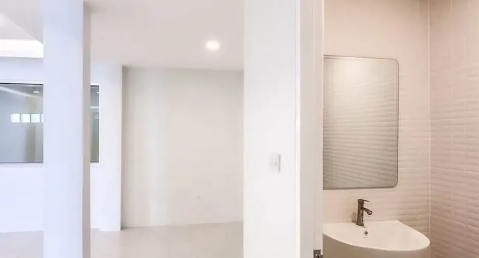 For sale 4 bedrooms townhouse in Wang Thonglang, Bangkok