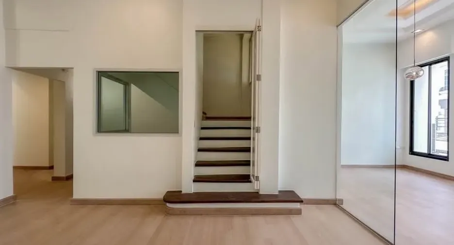 For sale 4 bedrooms townhouse in Wang Thonglang, Bangkok