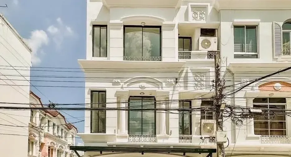 For sale 4 bedrooms townhouse in Wang Thonglang, Bangkok