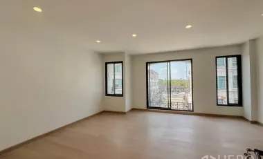 For sale 4 bedrooms townhouse in Wang Thonglang, Bangkok