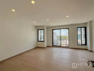 For sale 4 bedrooms townhouse in Wang Thonglang, Bangkok