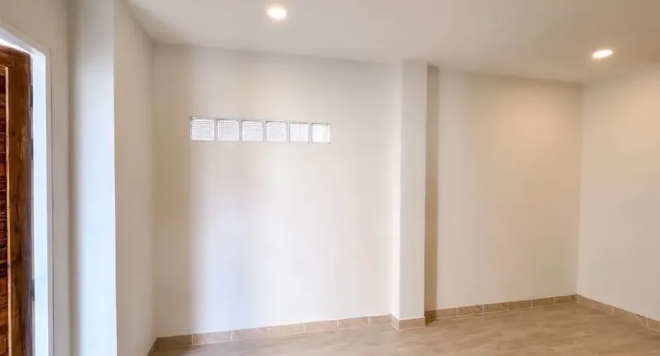 For sale 4 bedrooms townhouse in Wang Thonglang, Bangkok
