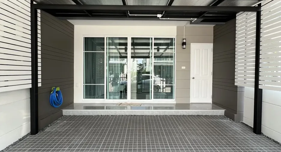 For rent 3 bedrooms townhouse in Bang Kapi, Bangkok