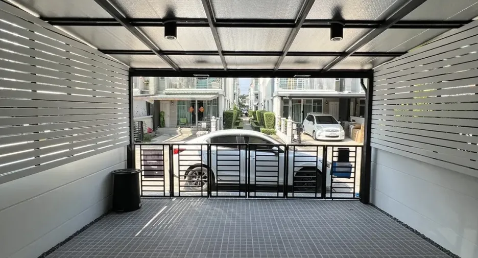 For rent 3 bedrooms townhouse in Bang Kapi, Bangkok