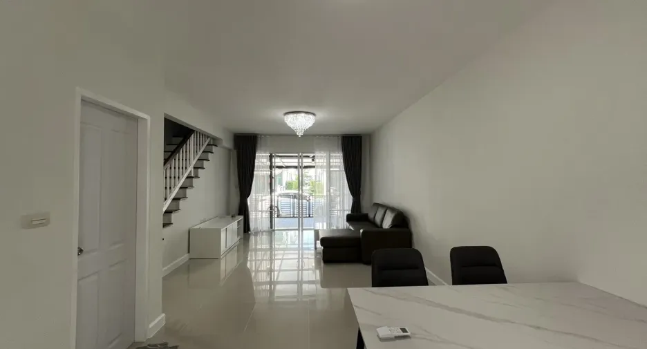 For rent 3 bedrooms townhouse in Bang Kapi, Bangkok
