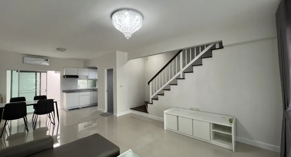 For rent 3 bedrooms townhouse in Bang Kapi, Bangkok