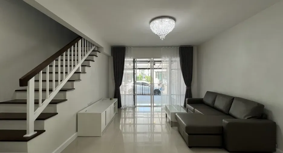 For rent 3 bedrooms townhouse in Bang Kapi, Bangkok