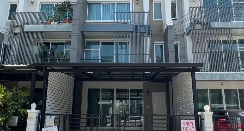 For rent 3 bedrooms townhouse in Bang Kapi, Bangkok
