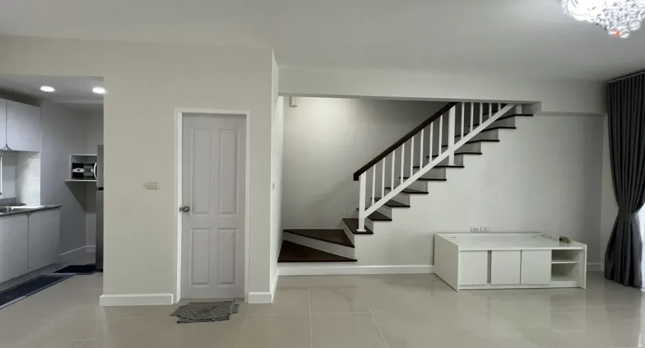 For rent 3 bedrooms townhouse in Bang Kapi, Bangkok