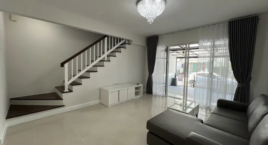 For rent 3 bedrooms townhouse in Bang Kapi, Bangkok