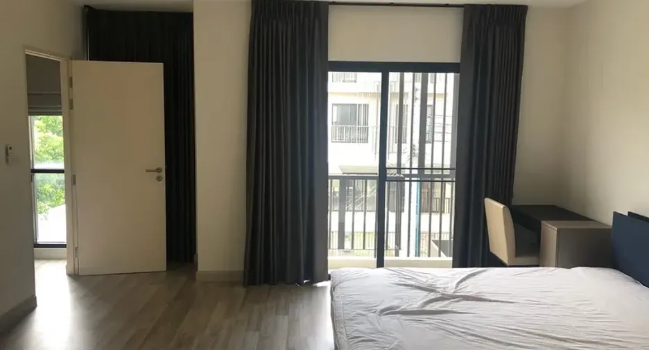 For rent 3 bedrooms townhouse in Saphan Sung, Bangkok