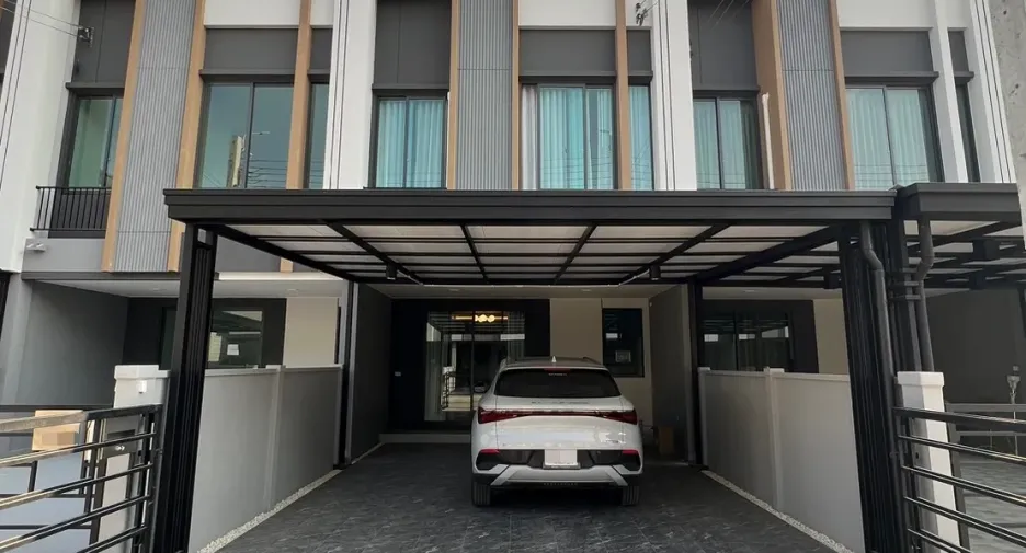 For rent 3 bedrooms townhouse in Bang Phli, Samut Prakan