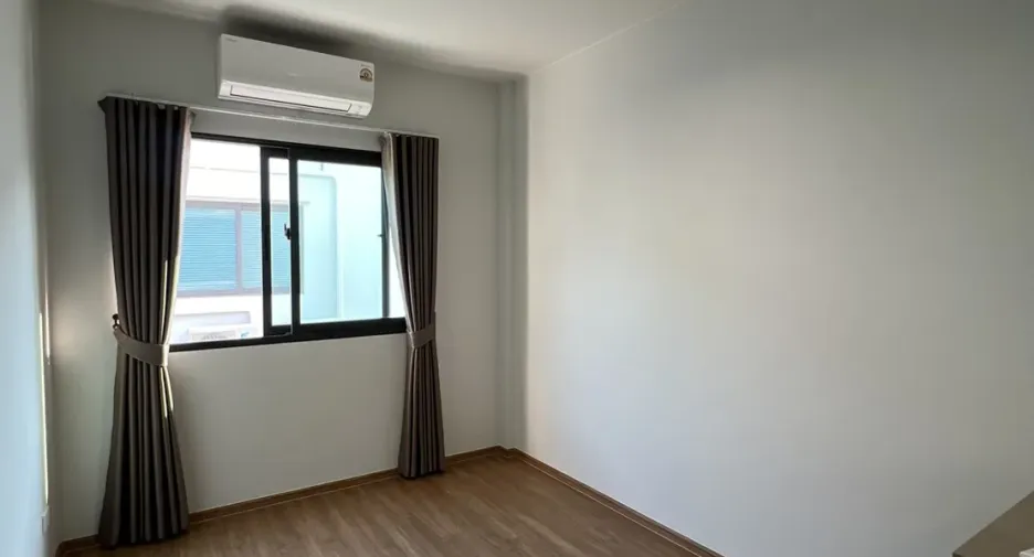 For rent 3 bedrooms townhouse in Bang Phli, Samut Prakan