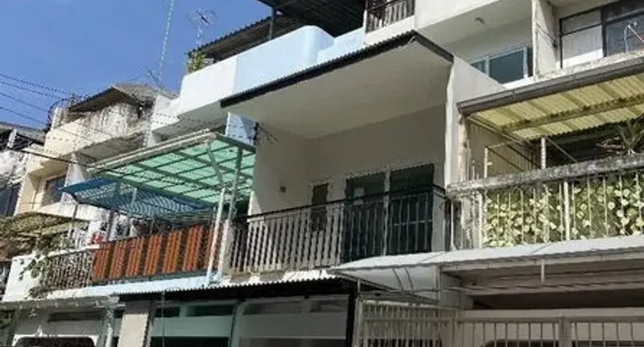 For sale 3 bedrooms townhouse in Watthana, Bangkok