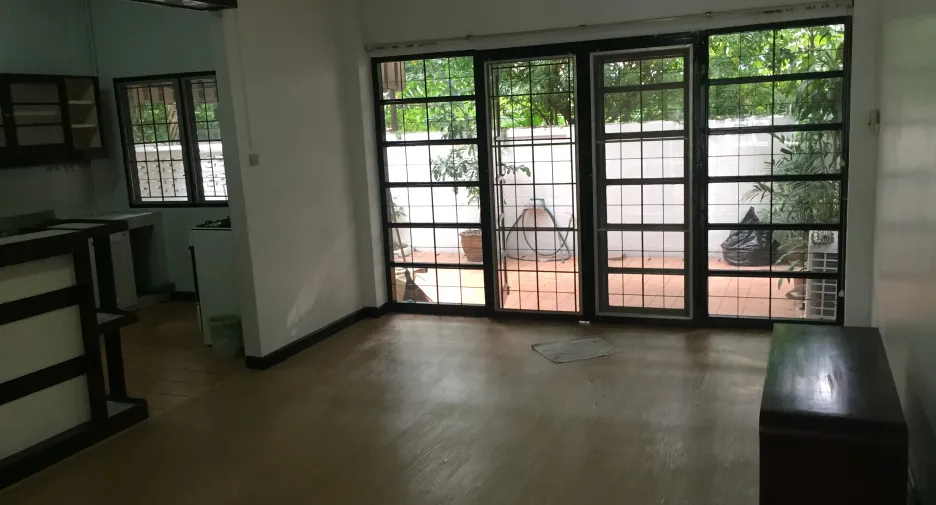 Casa adosada en alquiler de 3 habitaciones en Khlong Toei, Bangkok