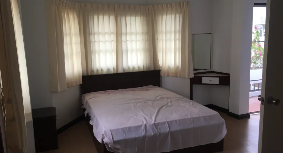 Casa adosada en alquiler de 3 habitaciones en Khlong Toei, Bangkok