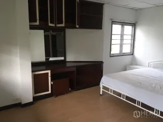 出租 3 卧室 联排别墅 在 Khlong Toei, 曼谷