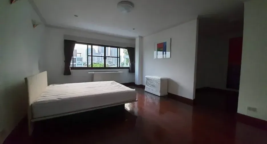 For rent 3 bedrooms townhouse in Khlong Toei, Bangkok
