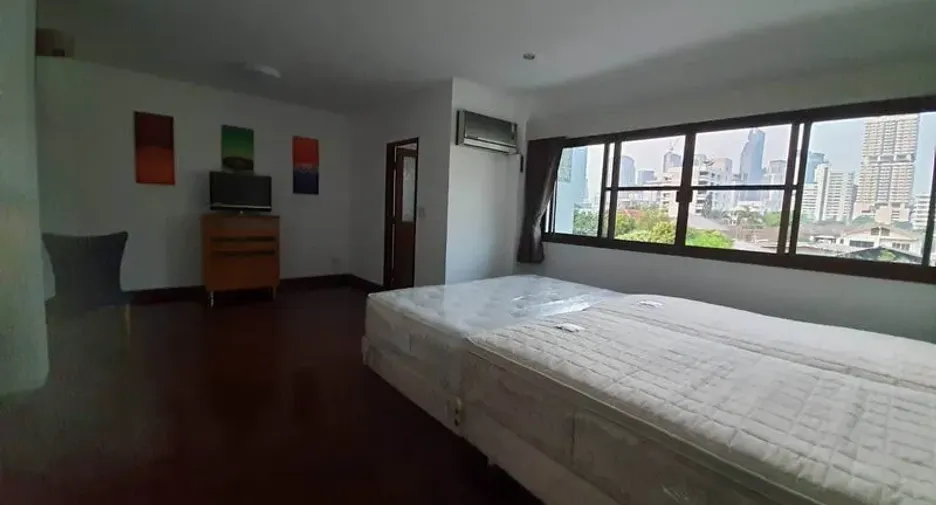 For rent 3 bedrooms townhouse in Khlong Toei, Bangkok