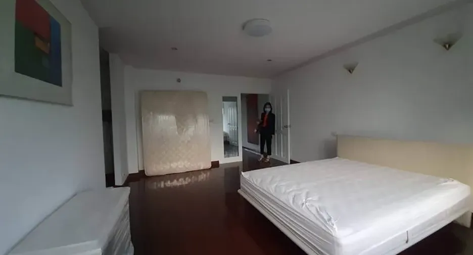 For rent 3 bedrooms townhouse in Khlong Toei, Bangkok
