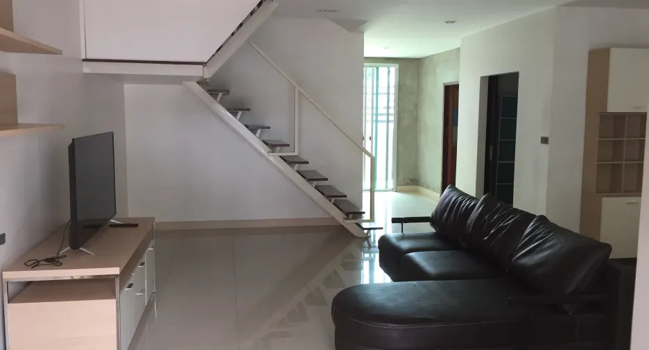 Casa adosada en alquiler de 2 habitaciones en Huai Khwang, Bangkok