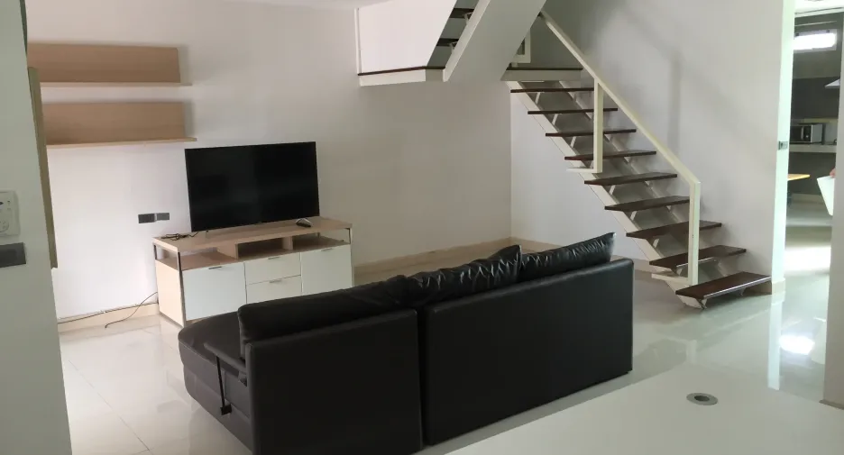 Casa adosada en alquiler de 2 habitaciones en Huai Khwang, Bangkok